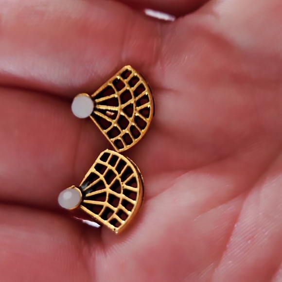 Elegant Gold and White Fan Earrings, NWOT! - Picture 2 of 4
